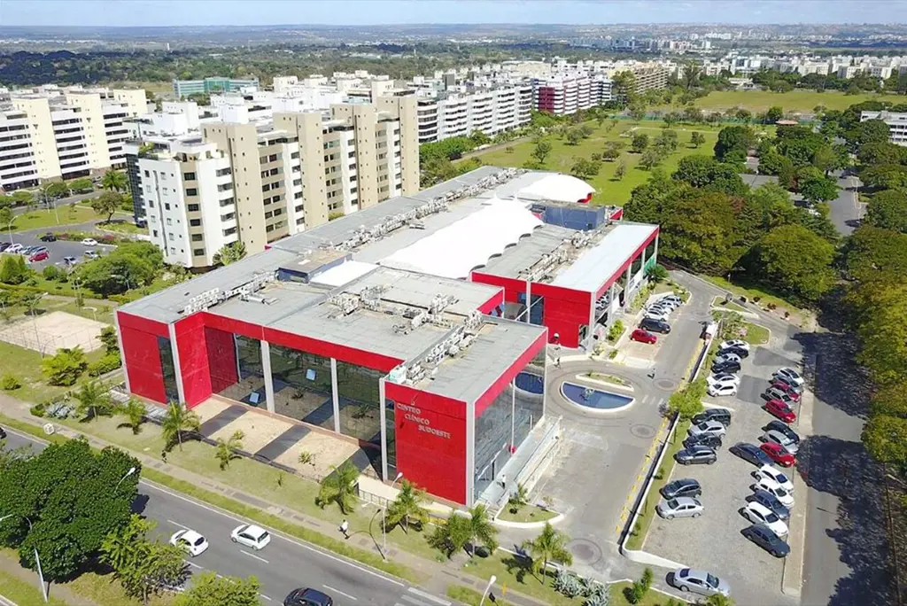 - Loja de 67 m2 no Centro Clínico Sudoeste- Fachada de frente para a rua- Piso l...