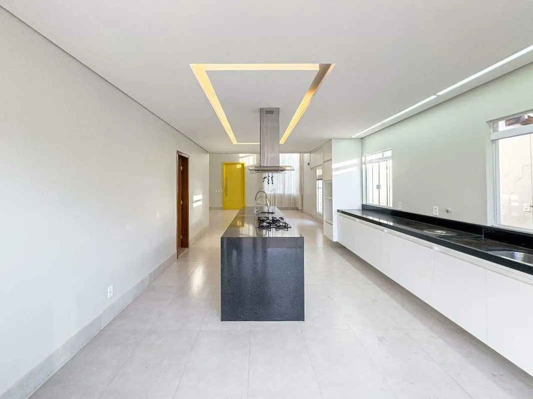 Casa térrea moderna em condomínio fechado. Possui metragem de 300m² de área útil...