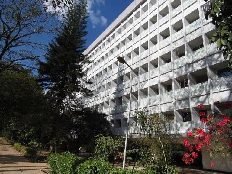 AMPLA SALA 4 QUARTOS SENDO 2 COM AR CONDICIONADO, 3 QUARTOS COM ARMÁRIOS2 SUITES...