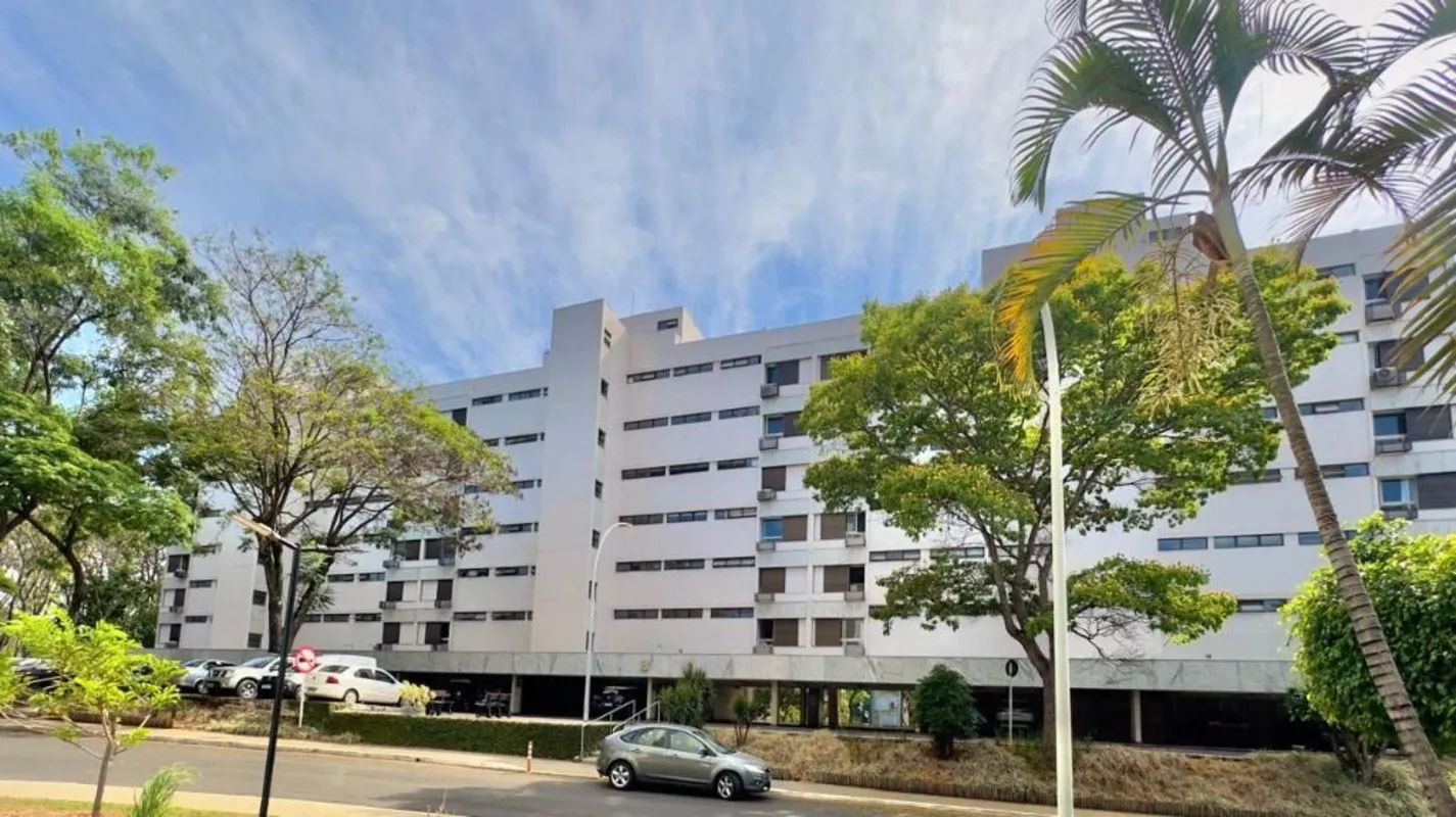 Ótimo Apartamento na SQS 104 Bloco B - Asa Sul. Apartamento com 155 m², situado ...