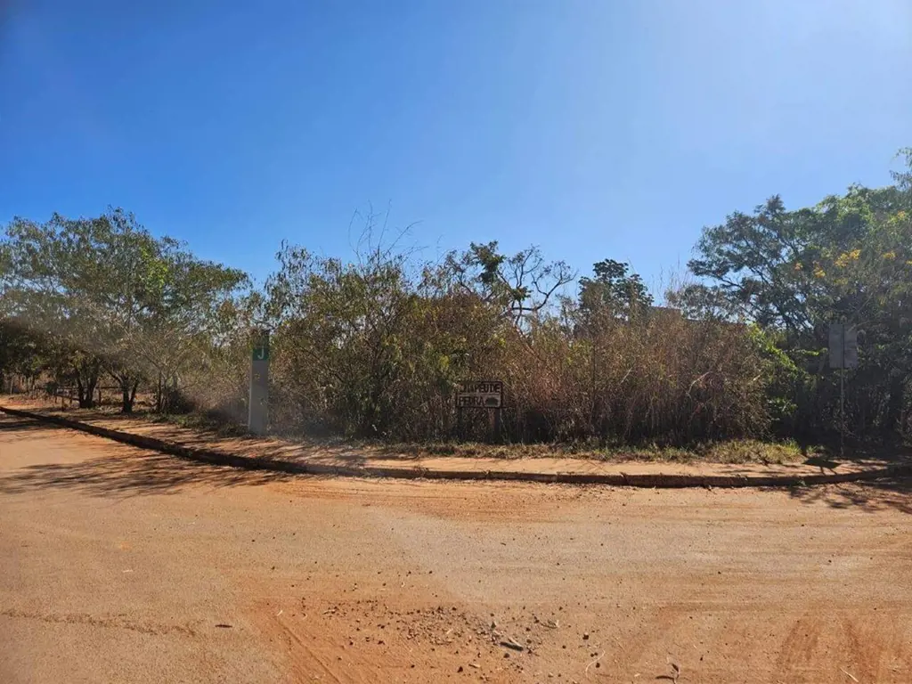 Lote de esquina no Chapéu de Pedra. Área tranquila e já urbanizada. O lote possu...