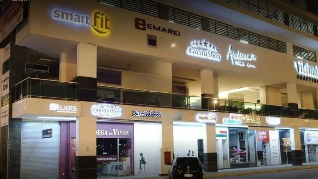 Existem lugares que são apenas pontos comerciais.E existem lugares que carregam ...