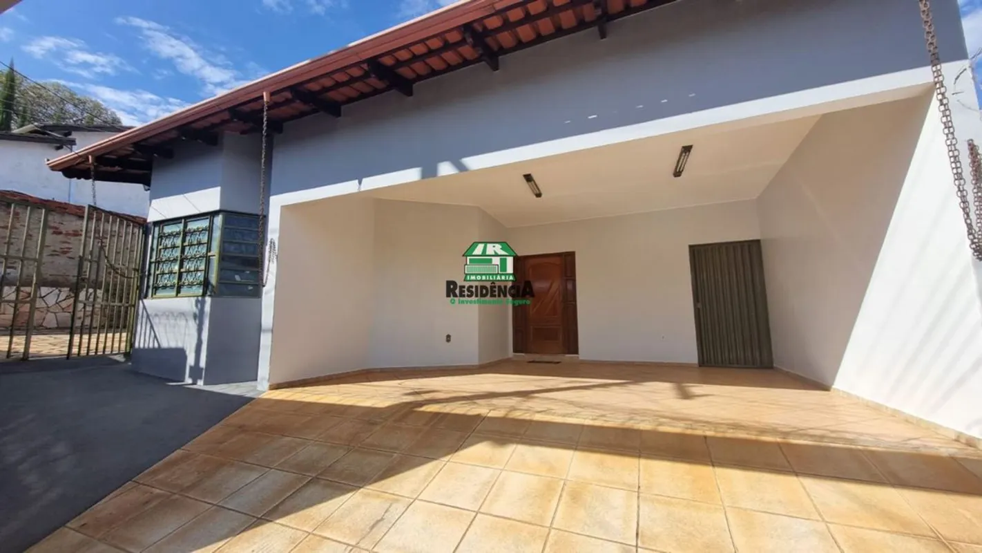 Casa contendo:- área total : 660 m² - 3 quartos com closet - 1 quarto com suíte ...