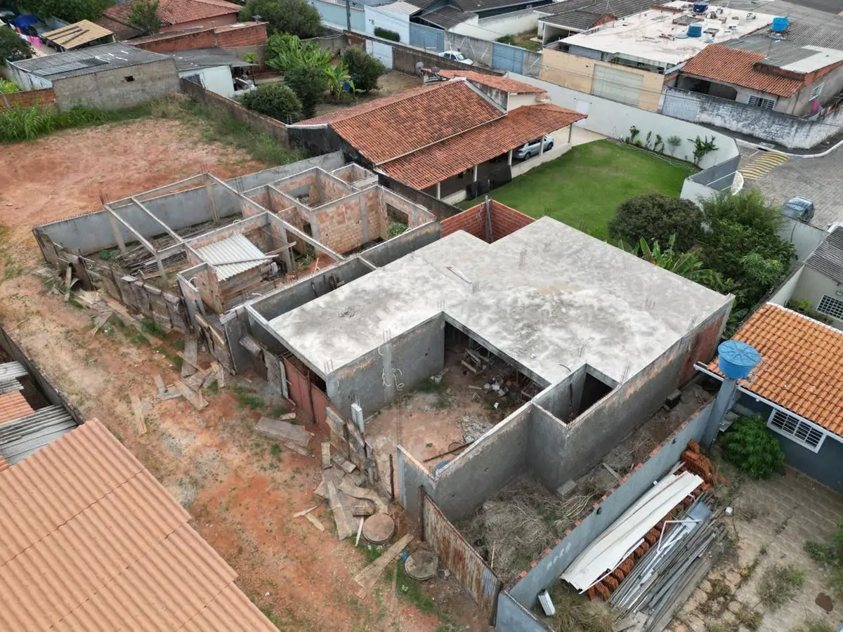 Vendo lote de 400 m, com duas estruturas de casa duplex, 3 quartos iniciadas.Con...