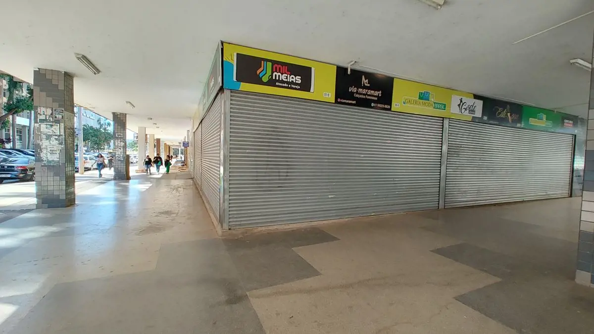 Loja de esquina de frente para a rua e de frente para o corredor principal do Se...