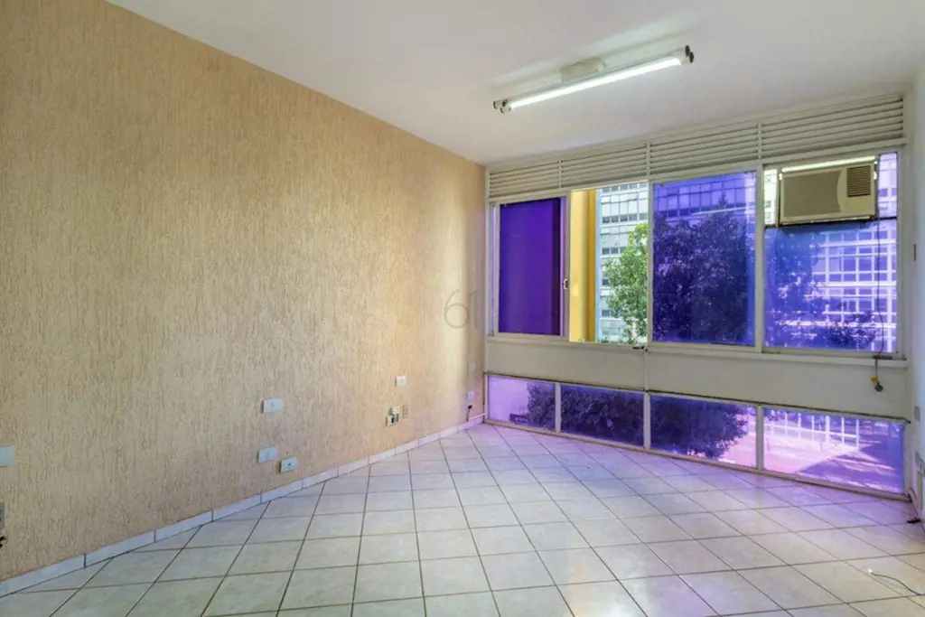Sala comercial com uma boa distribuiçãoArmariosCopabanheiroExcelente localização...