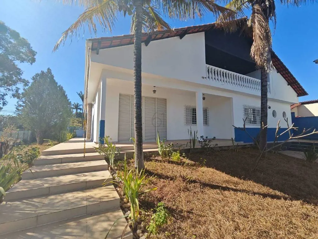 À Venda: Casa Clássica e Elegante! Descrição:Esta magnífica casa de estilo cláss...