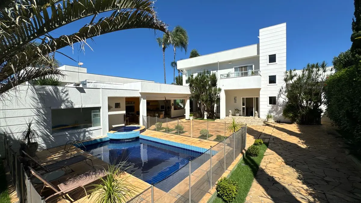 Linda casa escriturada, registrada e com habite-se no condomínio Ville de Montag...