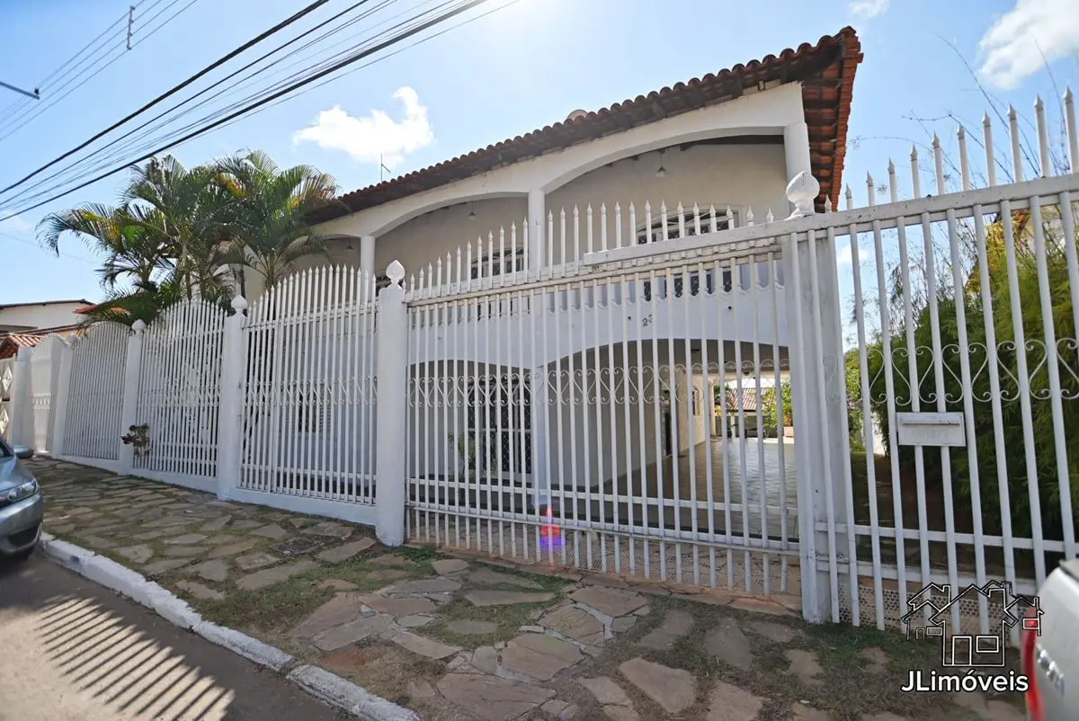 Casa no Condomínio Ville Montagne: Área construída: 898 m2Área terreno: 790 m2Po...