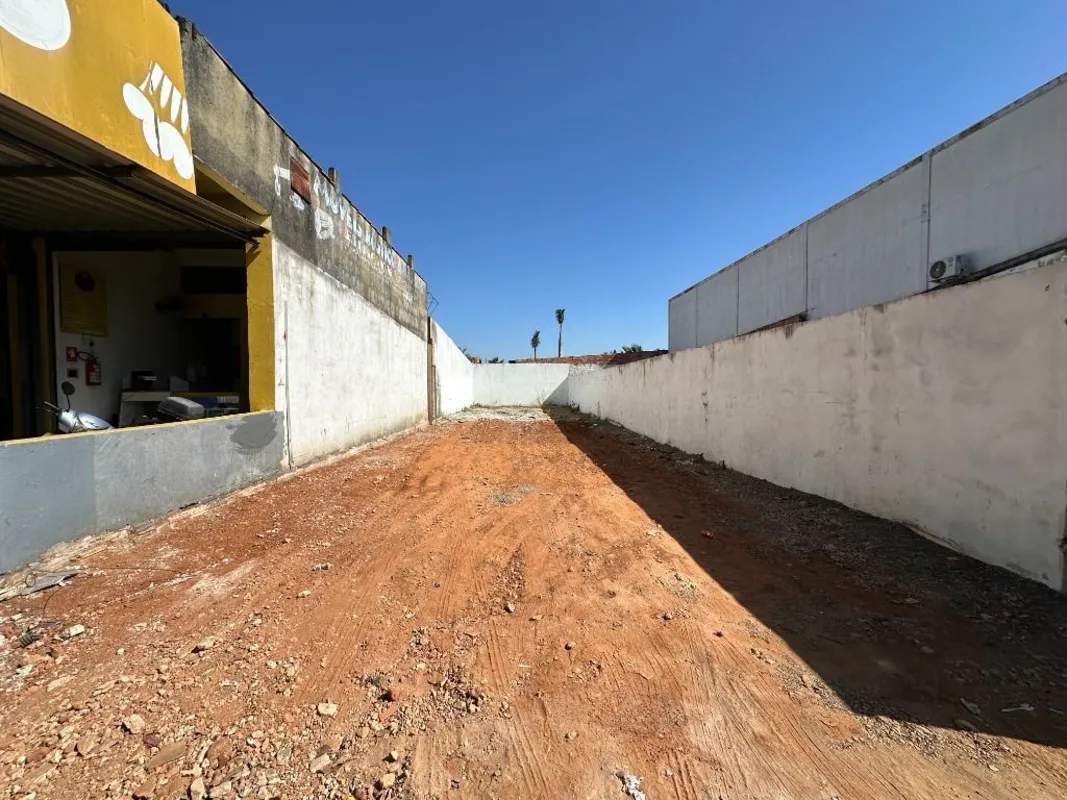 Lote comercial de 431,25mÂ², excelente terreno, com divisÃ³ria em alvenaria e es...