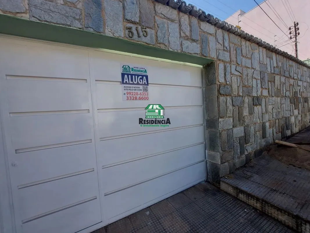 Casa contendo:- 05 quartos - 02 banheiros - 02 sala para dois ambientes - Área d...