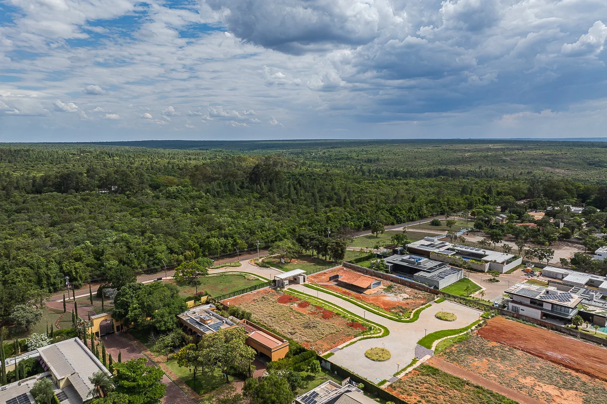 Terreno plano de 2.400 m², em condomínio fechado na SMDB Conjunto 13, Lago Sul. ...