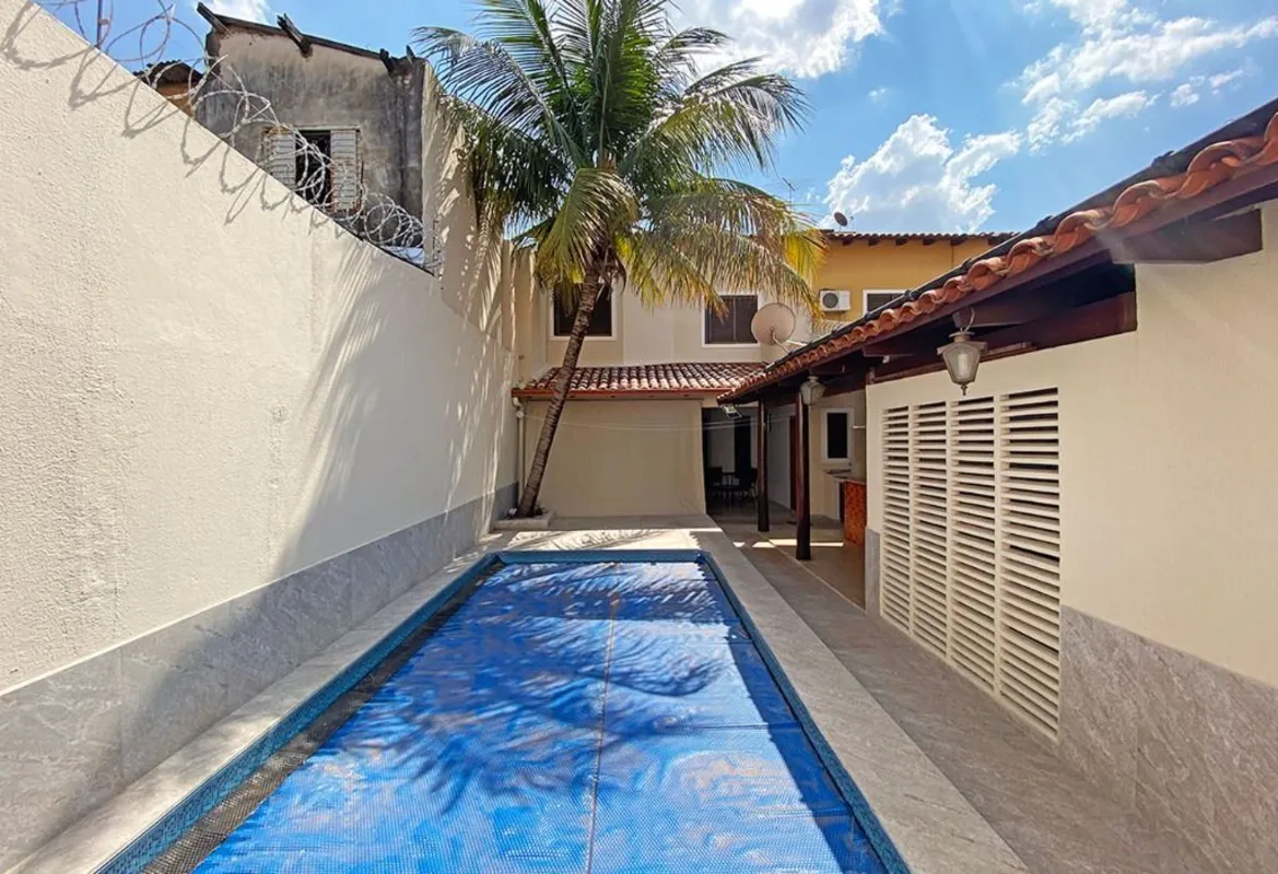 Sobrado de 247 mÂ² com 05 quartos Ã  venda no Setor Bueno ao lado do Hiper Morei...