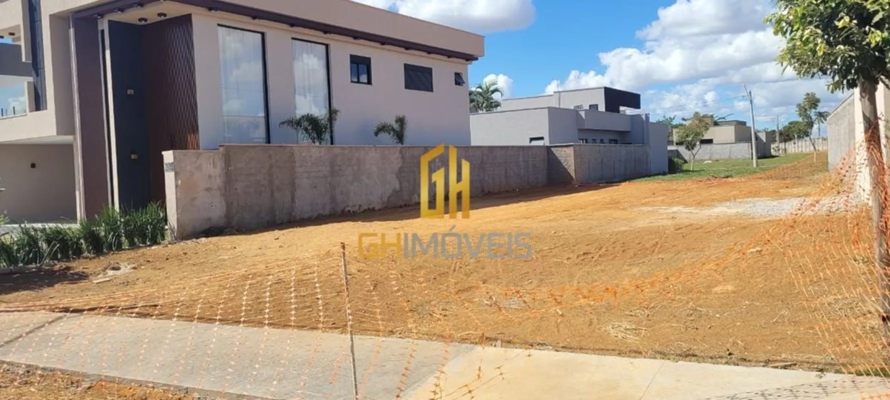 TE0044Lote no condomínio Parqville Pinheiros- 320m² de área total;- Todo murado;...