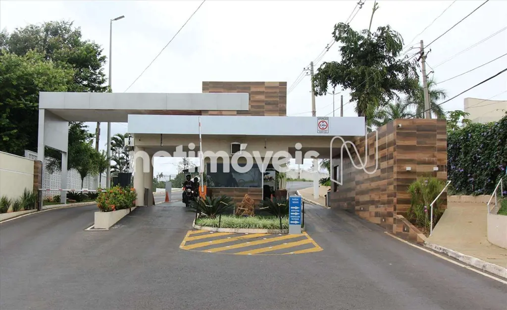  Localização Privilegiada: Situado em uma quadra com casas novas e de alto padrã...