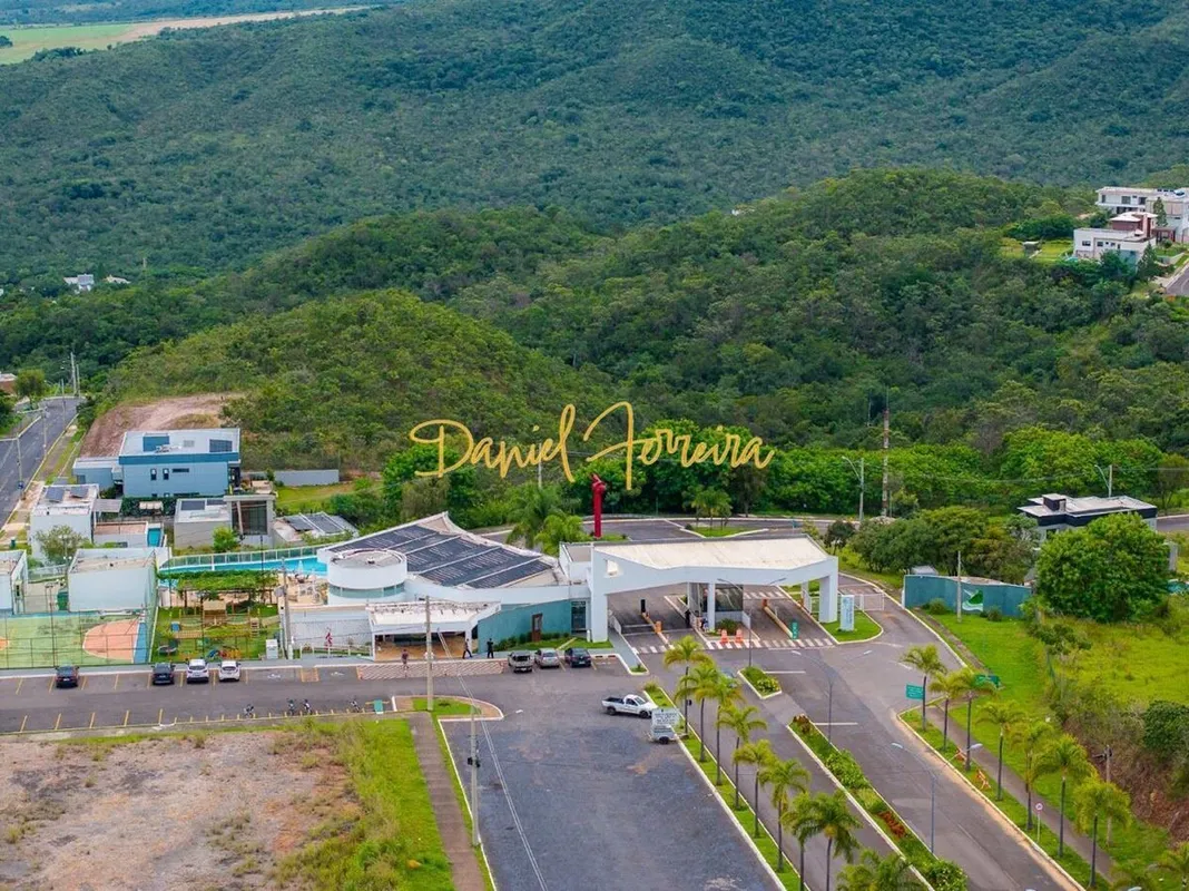 Descubra o Condomínio Santa Monica, onde tranquilidade, segurança e lazer comple...