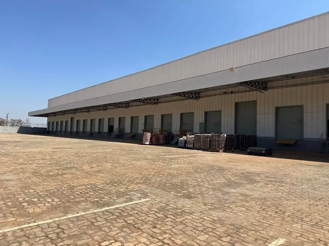 Apresentação de Área em Condomínio Logístico - 10.000 m² com 20 DocasOferecemos ...
