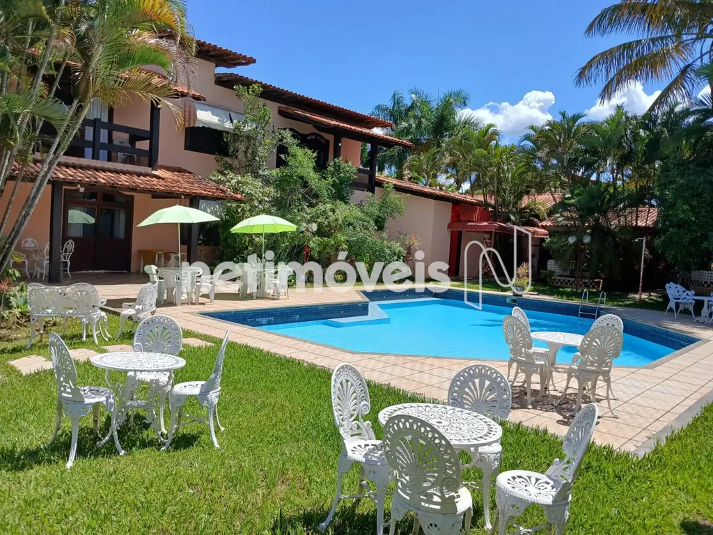 A casa possui aproximadamente 600m² de área construída, localizada em lote com 2...