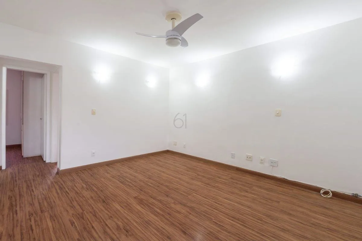 Excelente apartamento reformado com aproximadamente 60m², composto por sala ampl...