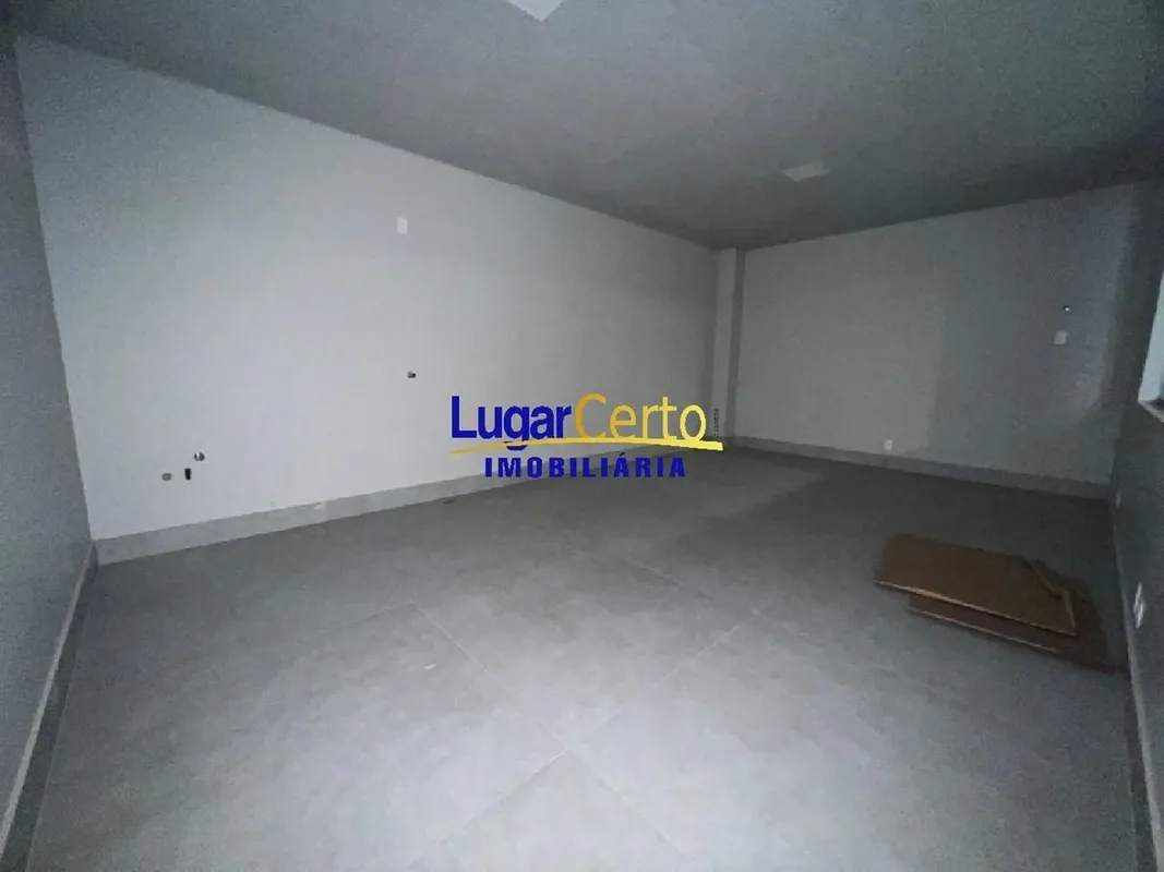 Venha conhecer a oportunidade perfeita para o seu negócio! Localizada em um edif...