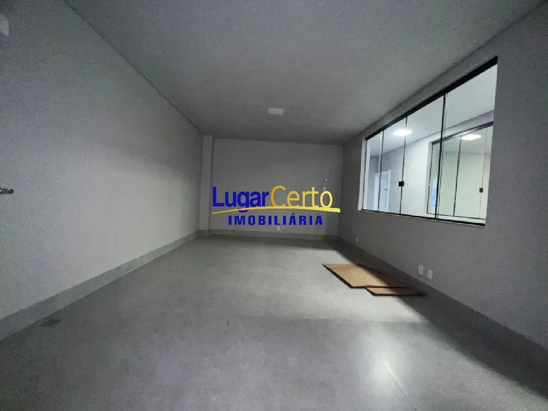 Oportunidade única de locação de sala comercial! A sala possui uma área de 25,00...