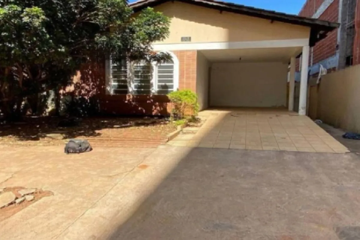 Casa com 03 quartos, 02 salas, cozinha grande, Ãrea de serviÃ§o, 03 banheiros n...