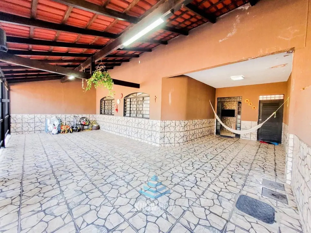 Know how apresenta uma excelente casa muito bem dividida, contendo uma extensa g...