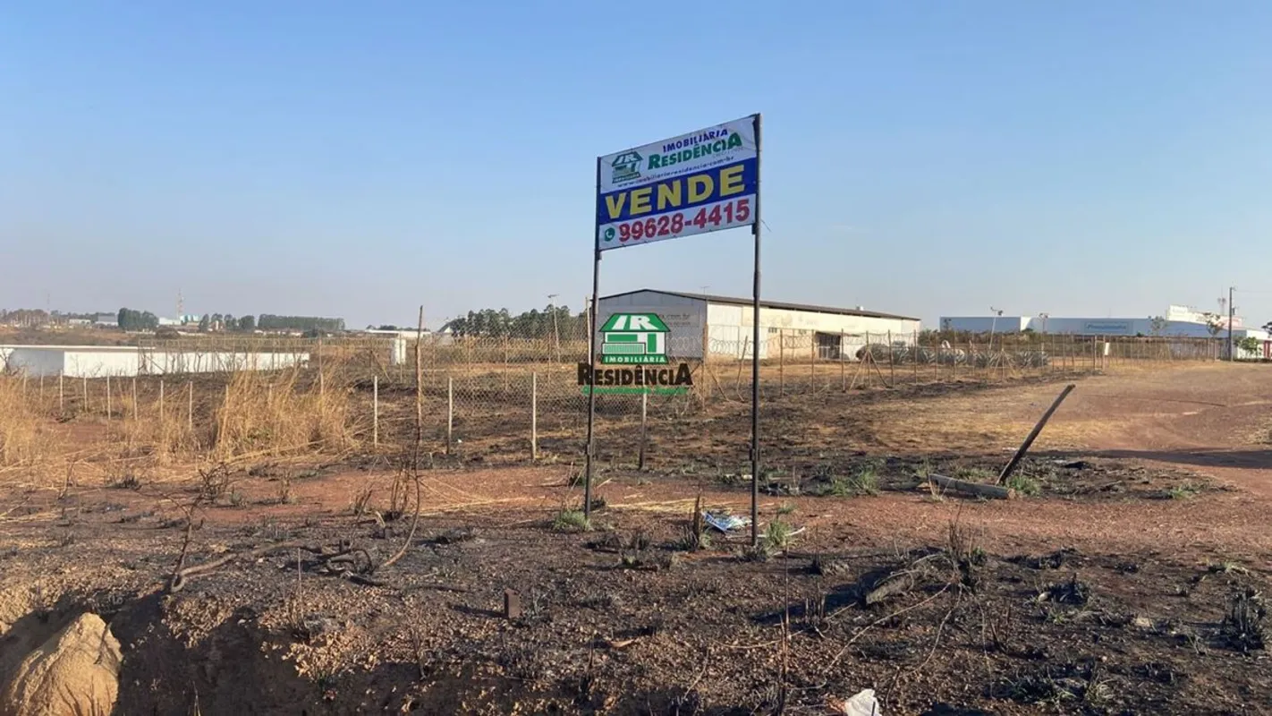 - Área com 8.000m² , - Sendo 44 m² de frente para Br 060. -analisamos seu projet...