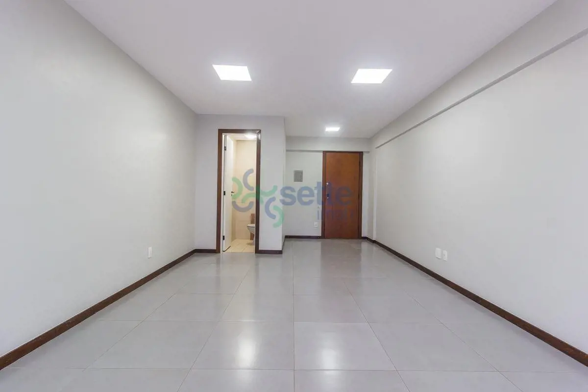 EXCELENTE SALA REFORMADA NO CENTRO DE BRASÍLIA - EMBASSY TOWER - SEGURANÇA, SOFI...
