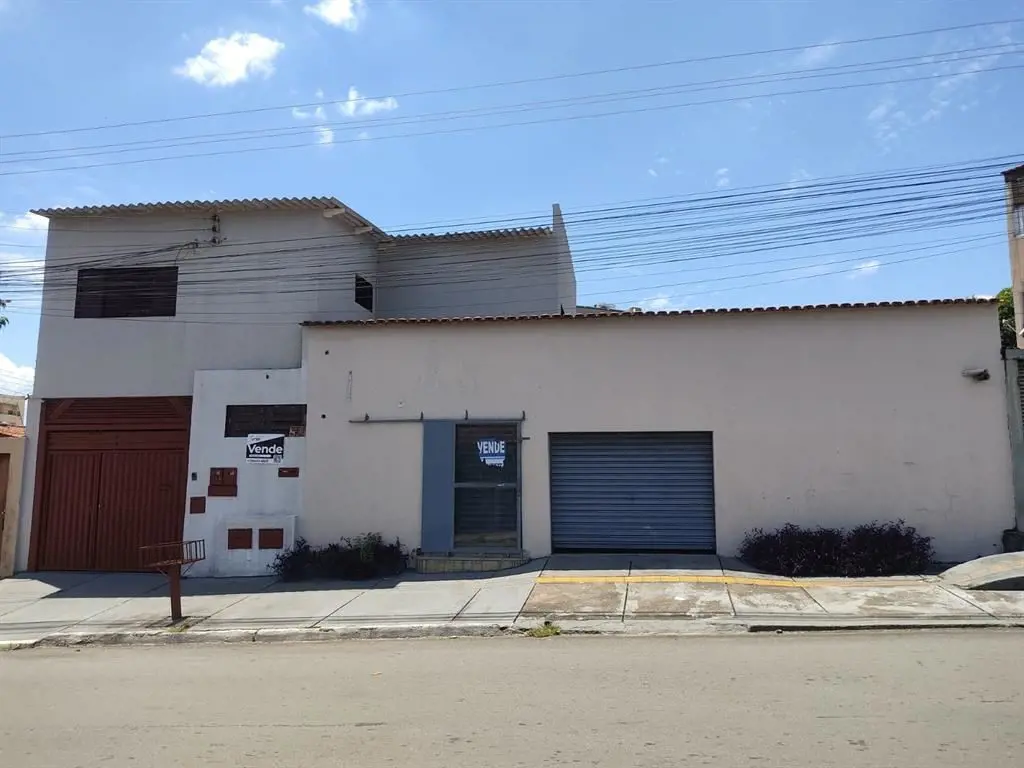 COD U-0010722 - Viva a praticidade e o conforto em Vila Abajá! Este imóvel de 17...