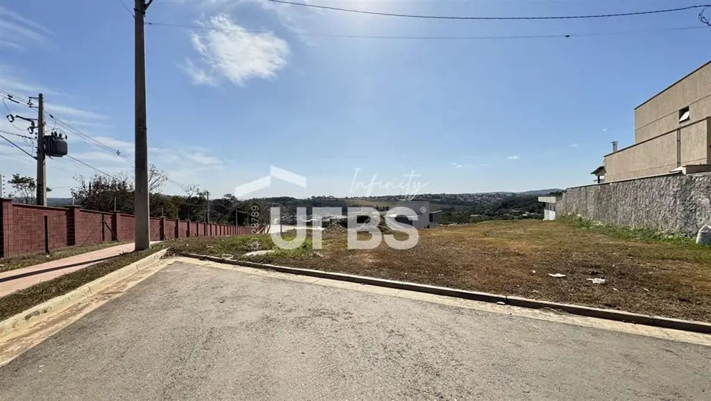 COD U-0012445 - Excelente lote de esquina no Jardins Porto. Possui 546 m², local...