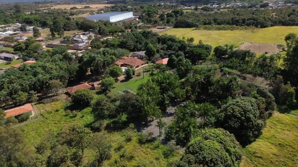 Apresentamos uma ch?cara espetacular, com 7 hectares de pura natureza, estrategi...