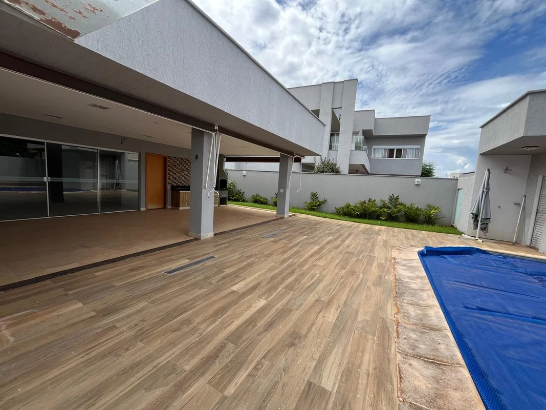 Linda e confortável casa térrea no condomínio Alphaville Goiás. Contendo 4 suíte...