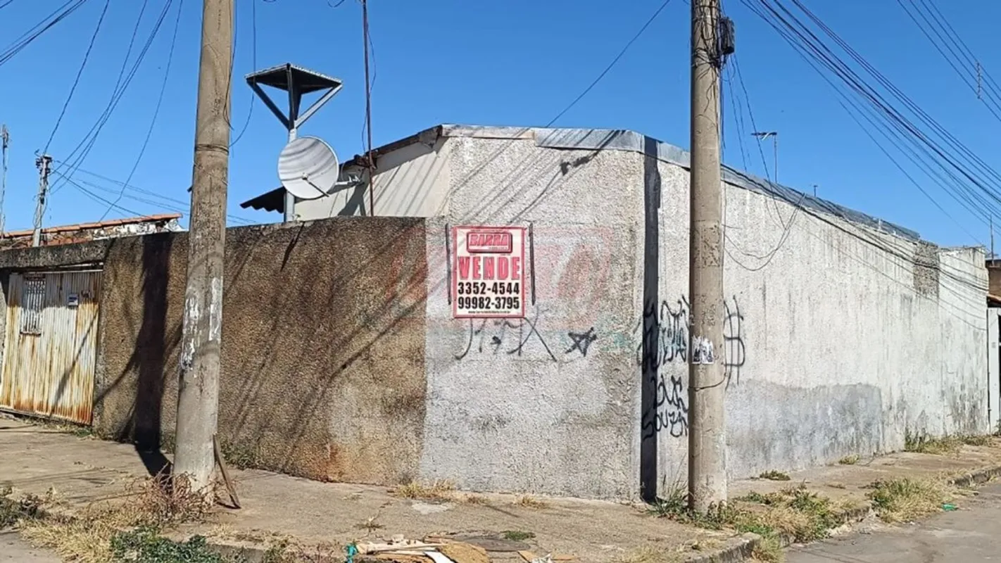 Destaques do imóvel:Lote de Esquina | 2 Moradias no Terreno | Casa 01: 2 Dormitó...