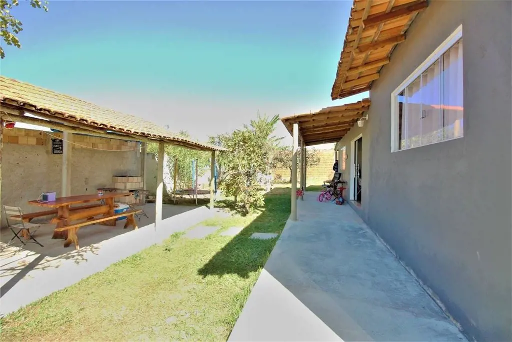 Julisce Alencar Assessoria Imobiliária vende...Casa térrea localizada no Cond. S...