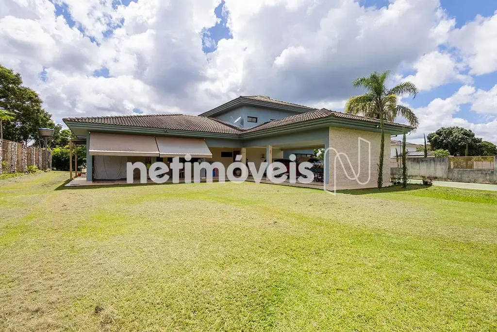 Casa reformada com piscina na SMPW.Localização:Localização privilegiada, próximo...