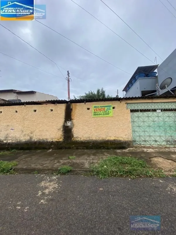 IMOBILIÁRIA FERNANDES vende casa na quadra 09 do Setor Sul, na qual a mesma poss...