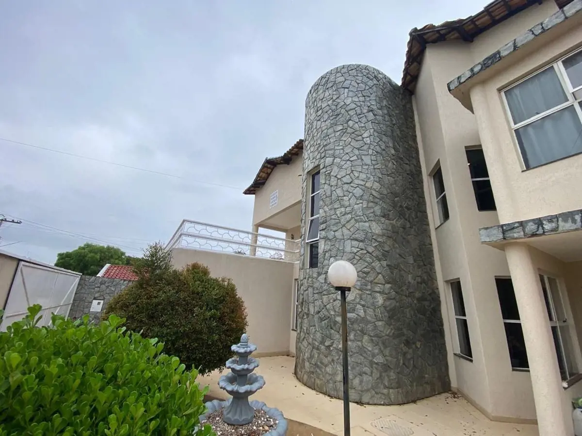 EXCELENTE Casa com dois pavimentos-5 quartos sendo 3 suítes-3 banheiros sociais-...