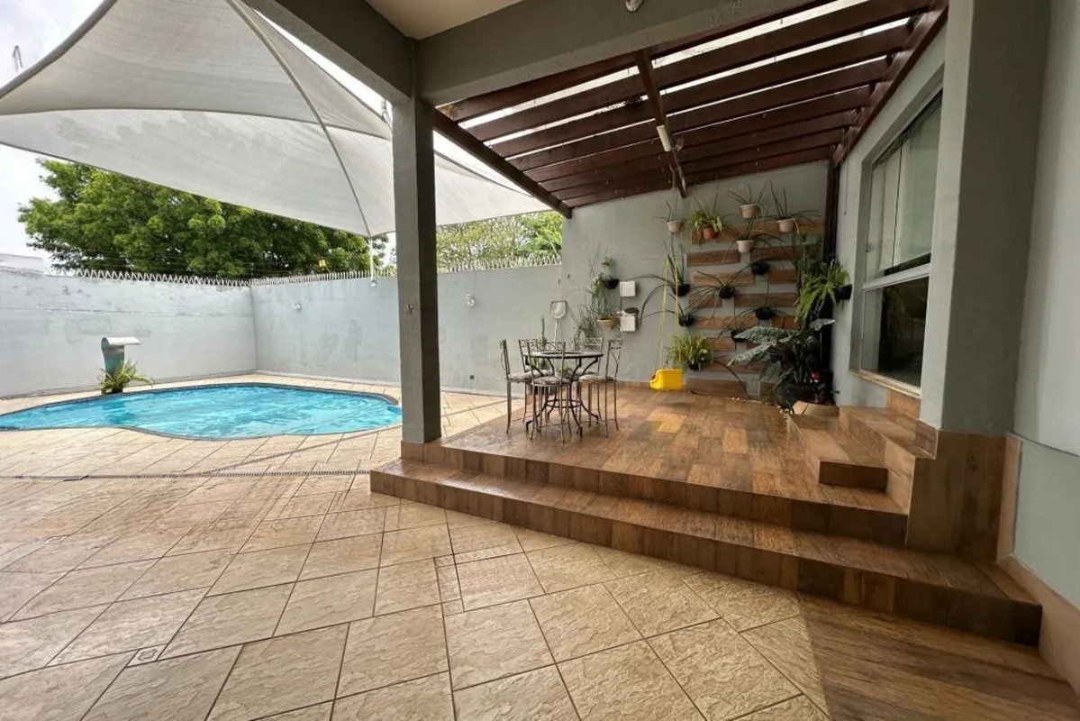 Excelente sobrado com 04 quartos sendo 03 suÃ­tes com 315 mÂ² no Setor Sul ao la...