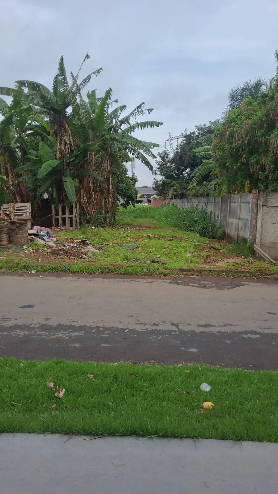 Vende-se lote em área residencial com excelente localização.Setor com iluminação...