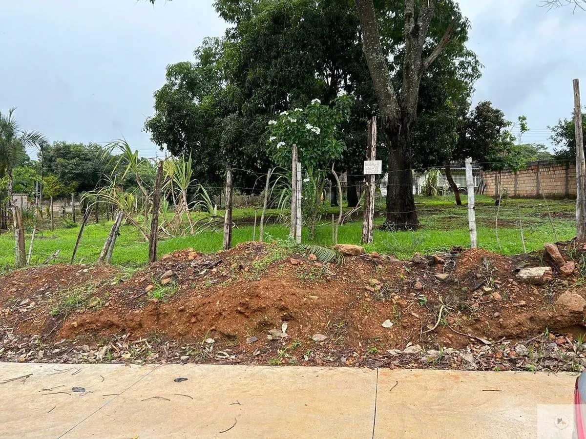 Lote com 538,80m²;Vazado e plano;Cercado por 3 lados com arame e um lado com mur...