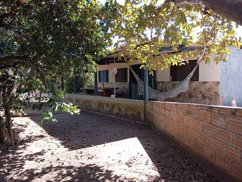 Vendo chaçará com terreno plano,.Casa com 3 quartos, banheiro social, cozinha gr...