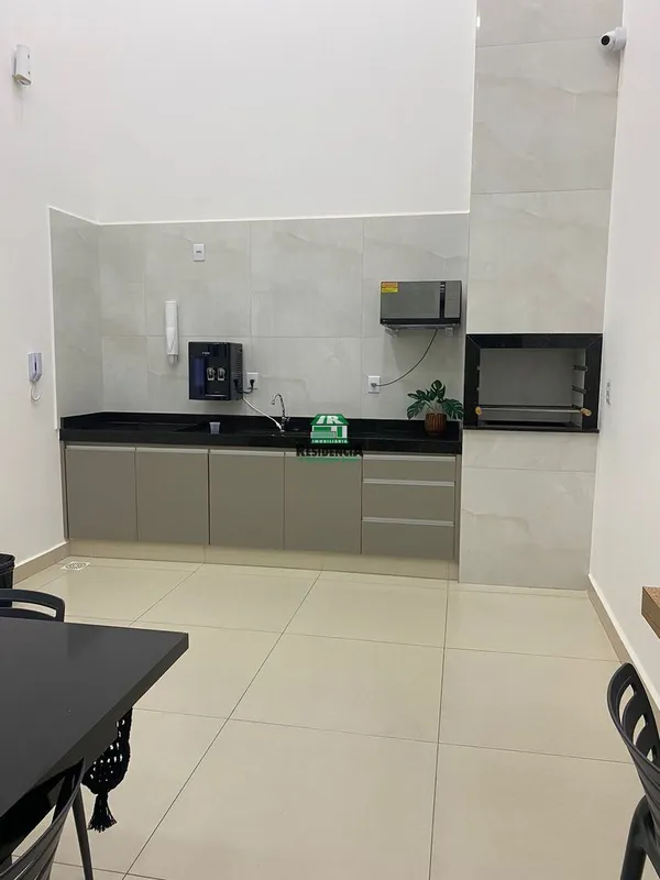 Apartamento contendo:- Cozinha conjugada com a sala com armários planejados gela...