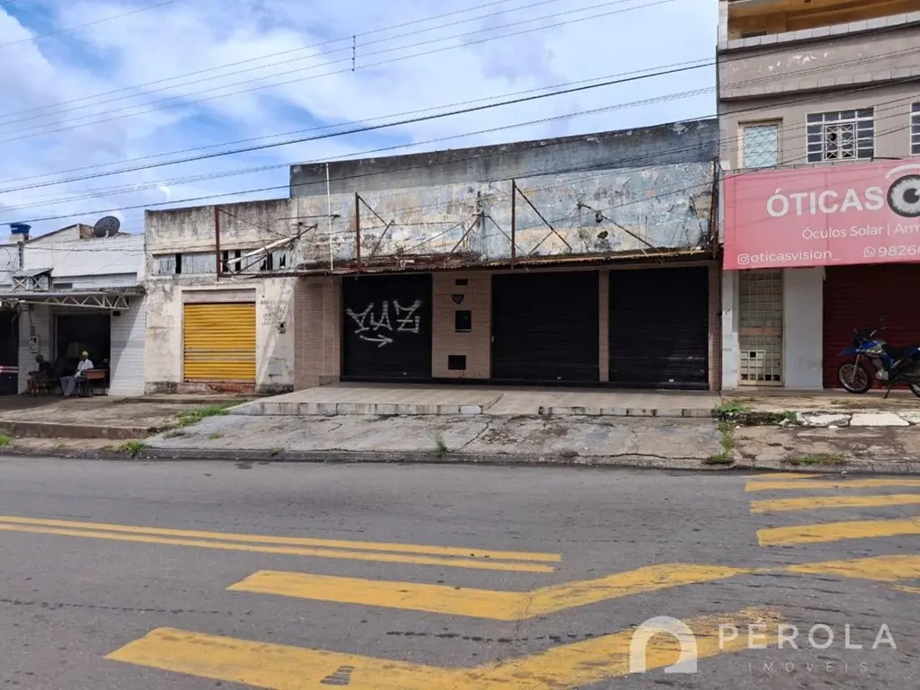 Sala comercial com 300m² contendo cozinha e banheiro social. Ideal para restaura...