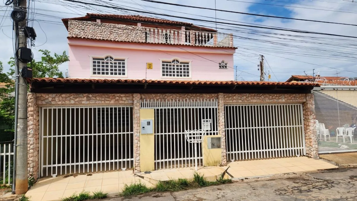 OPORTUNIDADEUm ótimo sobrado, distribuído em três pavimentos, situado na QE 30 d...