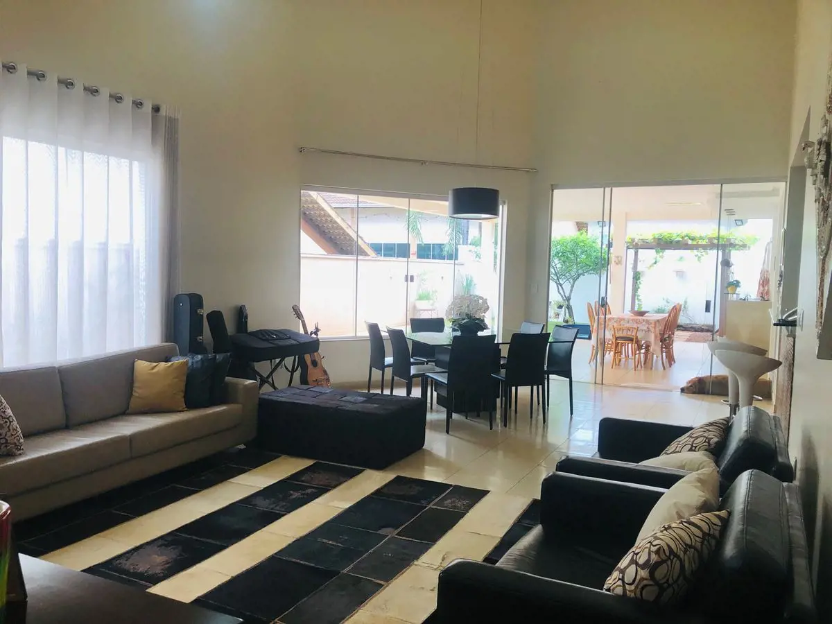 CASA TERREA COM 5 QUARTOS SENDO 3 SUÍTES E UMA DELAS MÁSTER, SALAS DE ESTAR E JA...