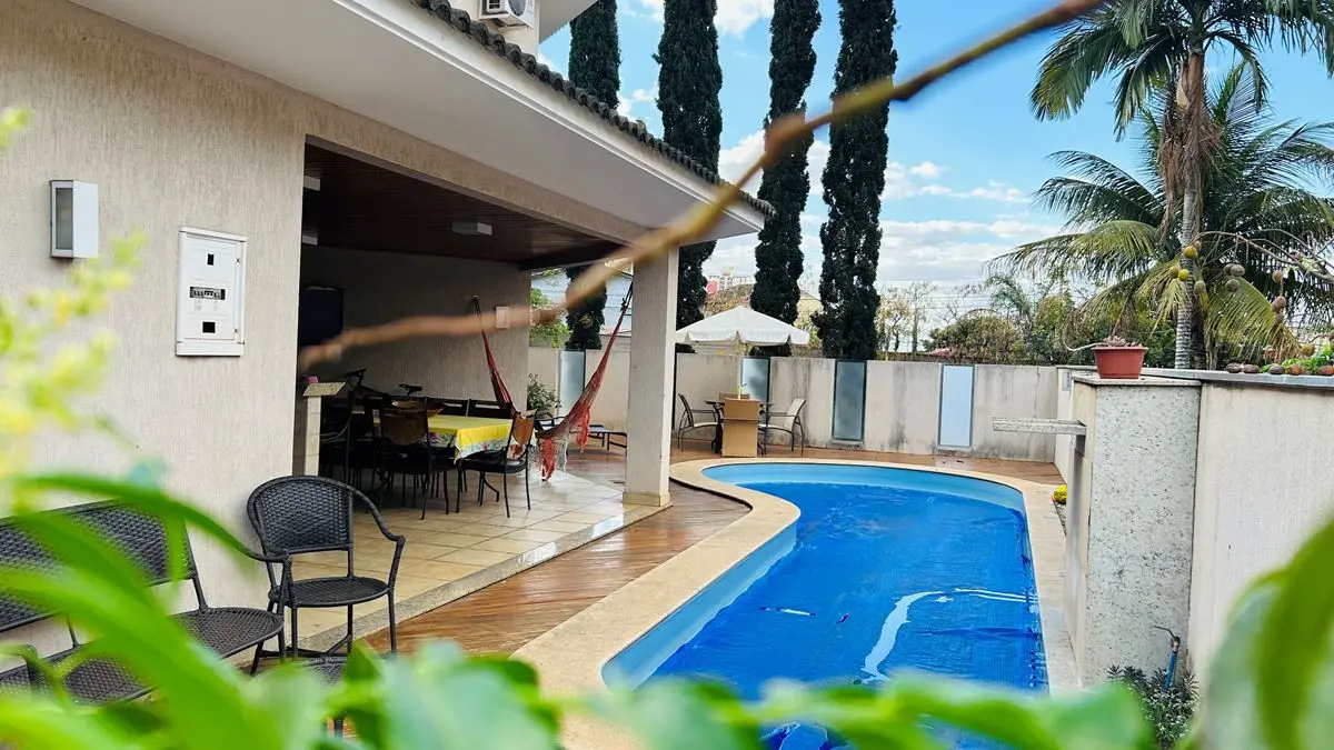 Sobrado com 4 suítes sendo uma na parte de baixo , imóvel com 487 m² de área con...