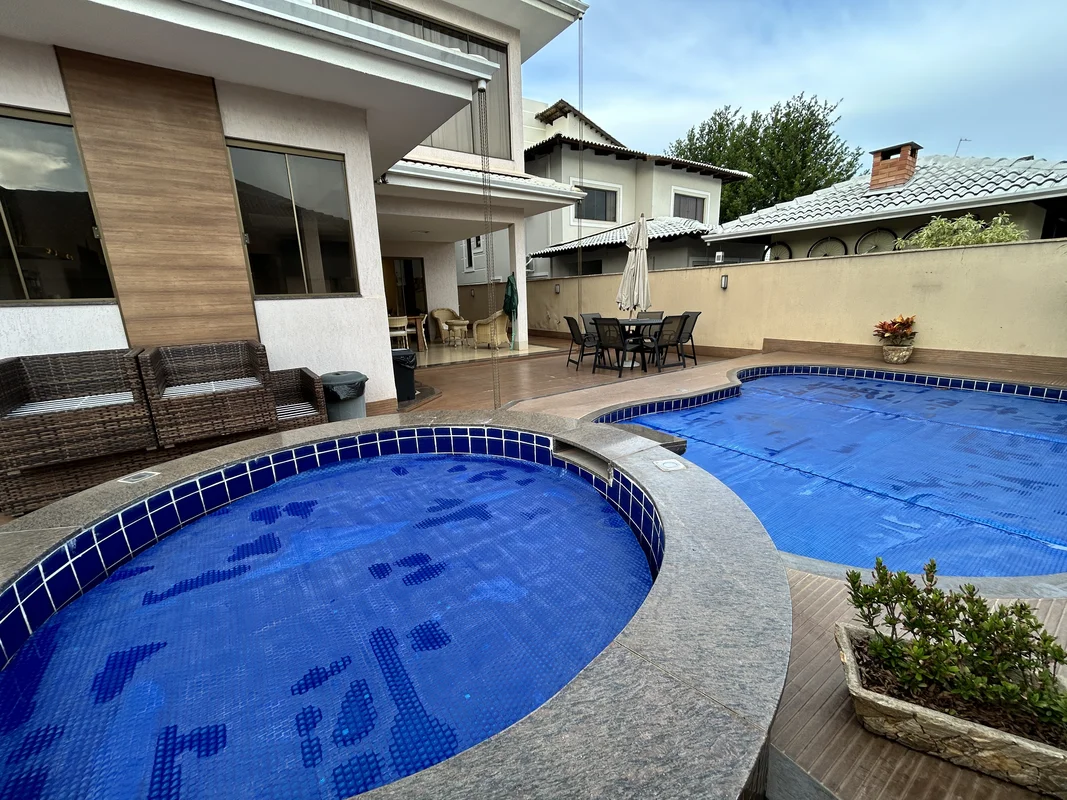 Sobrado com 5 quartos sendo 4 suítes, imóvel com 380 m² de área construída e 450...
