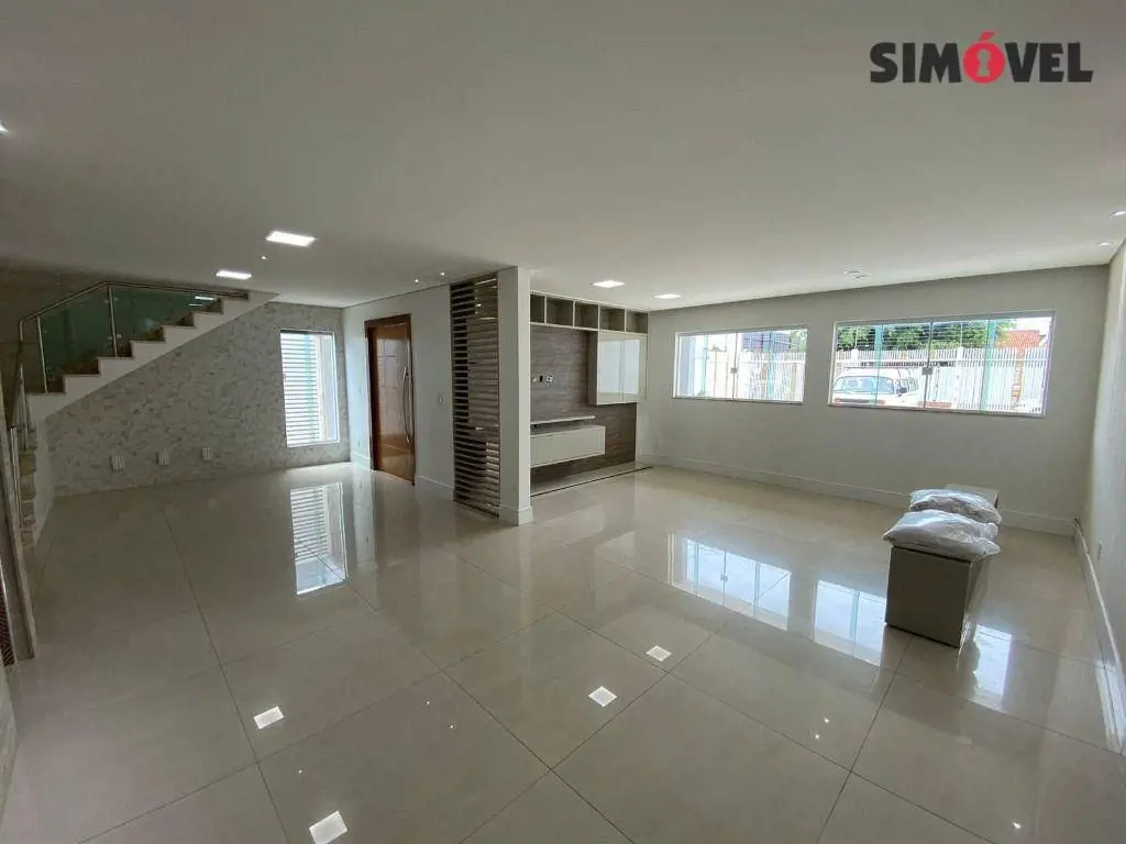 300m², 4 quartos, 2 suítes, hidromassagem, piscina, churrasqueira, QSE 4 - R$: 1...