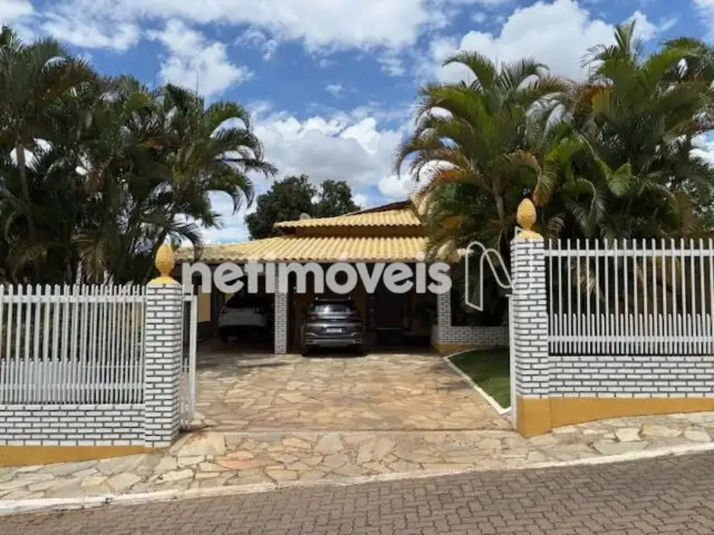 Excelente casa e sobrado na Rua 04! Casa composta por 03 (três) quartos, sendo u...